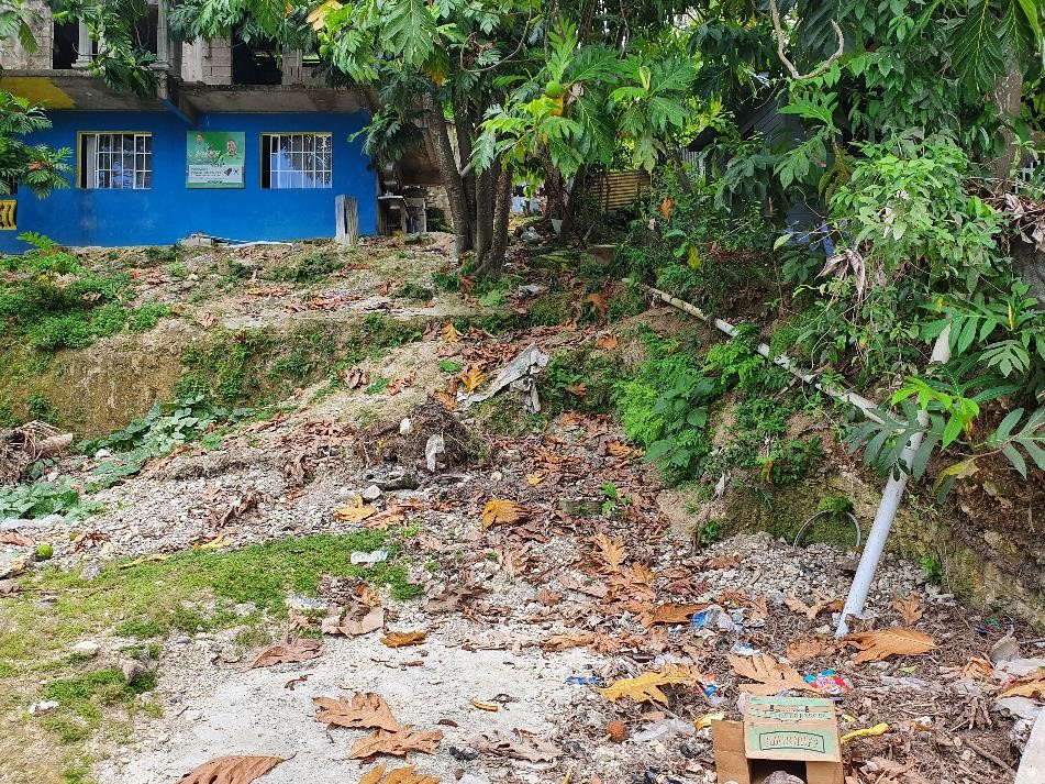 Řešení sanitace domu na okraji města – zasakování použité vody v místě (Jamajka)