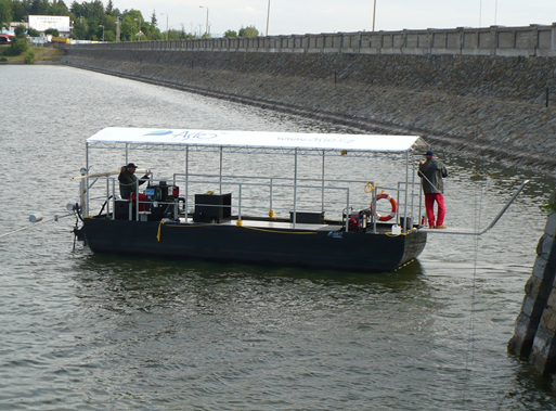 Loď pro aplikaci koagulantu do vodního sloupce