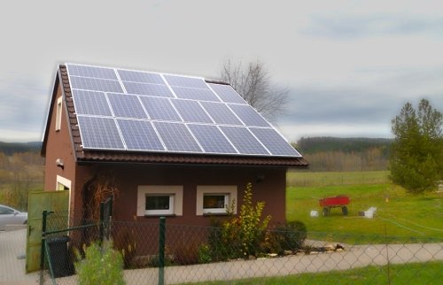 Ostrovní fotovoltaický systém na principu solárních panelů pro lokality bez možnosti připojení k elektrické síti 